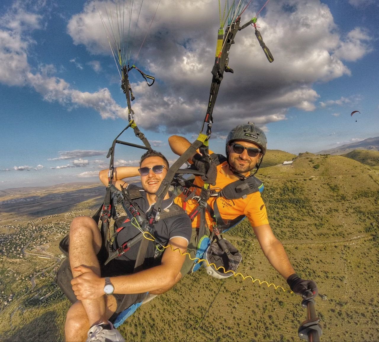 Gökyüzünde yamaç paraşütü